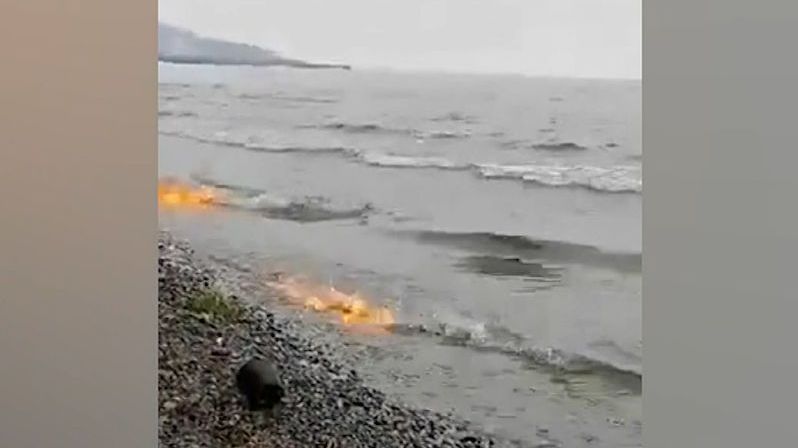 V Indonésii hořelo moře